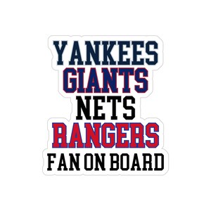 以下が含まれることがあります： 「Yankees Giants Nets Rangers Fan On Board」の文字が、紺色、赤、黒のブロック体で書かれた白いステッカー。スポーツファン向けのステッカーです。