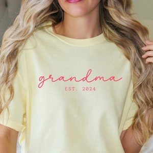 Oma Est 2024 Komfort Farben Shirt, Geschenk für Oma, Großmutter Shirt, neue Oma Shirt, Oma, um Geschenk zu sein, rosa Oma Shirt