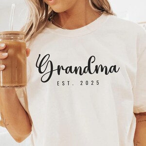 Oma Est. 2025 Shirt, Comfort Farben Shirt, Geschenk für Oma, neue Großmutter Shirt, Nanny als Geschenk, Schwangerschaft offenbaren, neue Nana Shirt