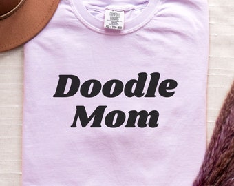 Doodle Mom-tröja, Golden Doodle-mammapresent, Comfort Colors-tröja, present till hundmamma, hundmamma-tröja, Doodle-älskarepresent, Golden Doodle-tröja
