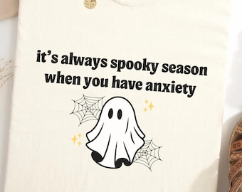 Koszulka "Zawsze jest straszny sezon, kiedy masz lęki", zabawna koszulka na Halloween, koszulka z humorem o lęku, koszulka na Halloween o zdrowiu psychicznym, upiorna koszulka