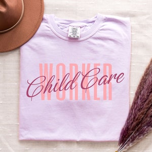 チャイルドケアワーカーシャツ、コンフォートカラーTシャツ、チャイルドケアワーカーギフト、デイケアワーカー、幼児保育教育者、チャイルドケアアシスタントシャツ