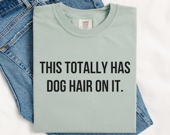 Questo ha totalmente peli di cane su di esso camicia, camicia divertente per cani, maglietta dai colori confortevoli, regalo per la mamma del cane, camicia per il proprietario del cane, camicia divertente per l&#39;umorismo del cane, amante dei cani