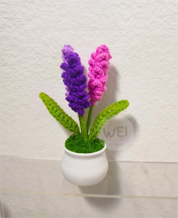 かぎ針編みの鉢植えの花、手作りのラベンダーの鉢植え、彼女への