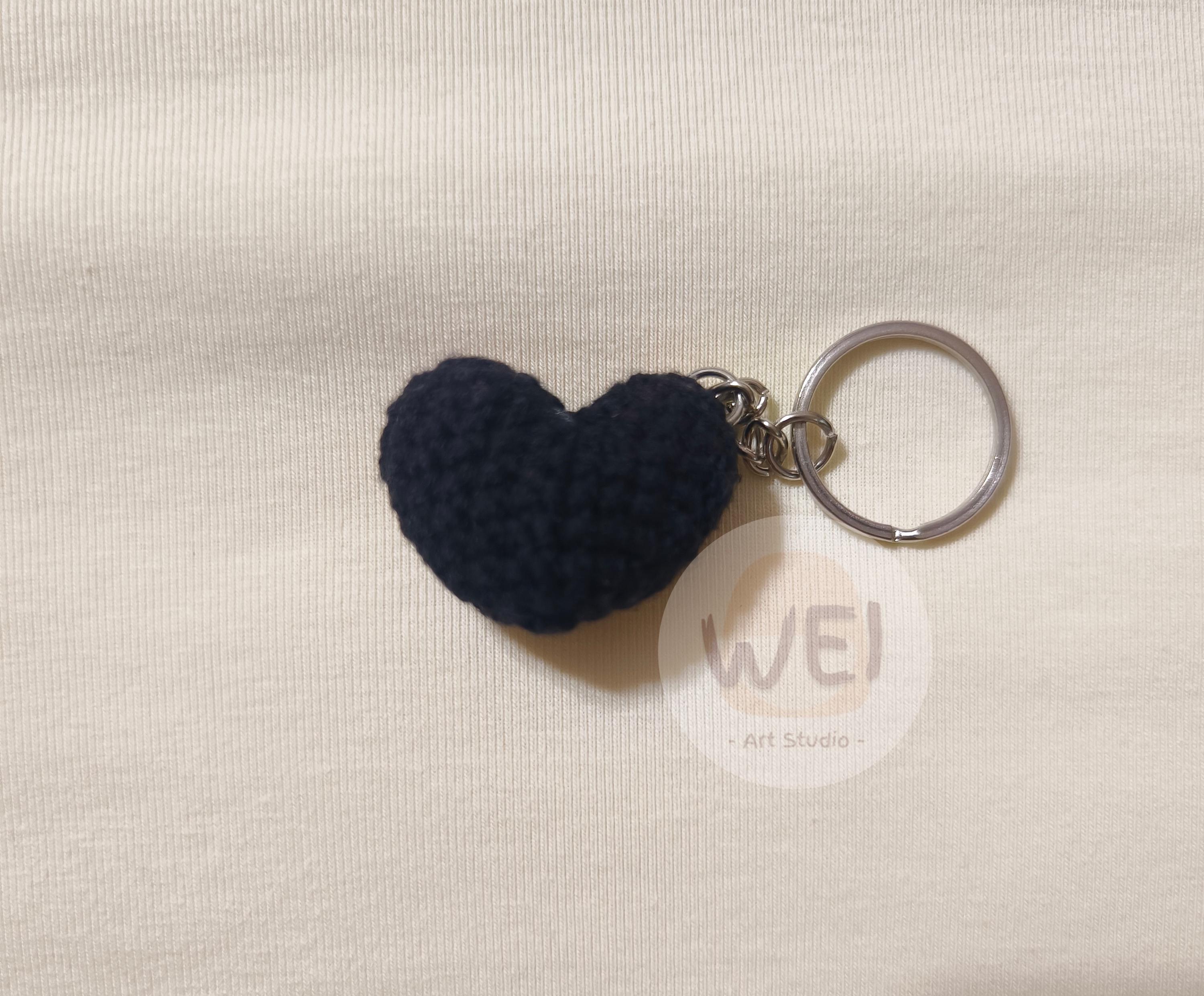 Portachiavi a forma di cuore rosso all'uncinetto, realizzato a mano: regalo di San Valentino. - Italia