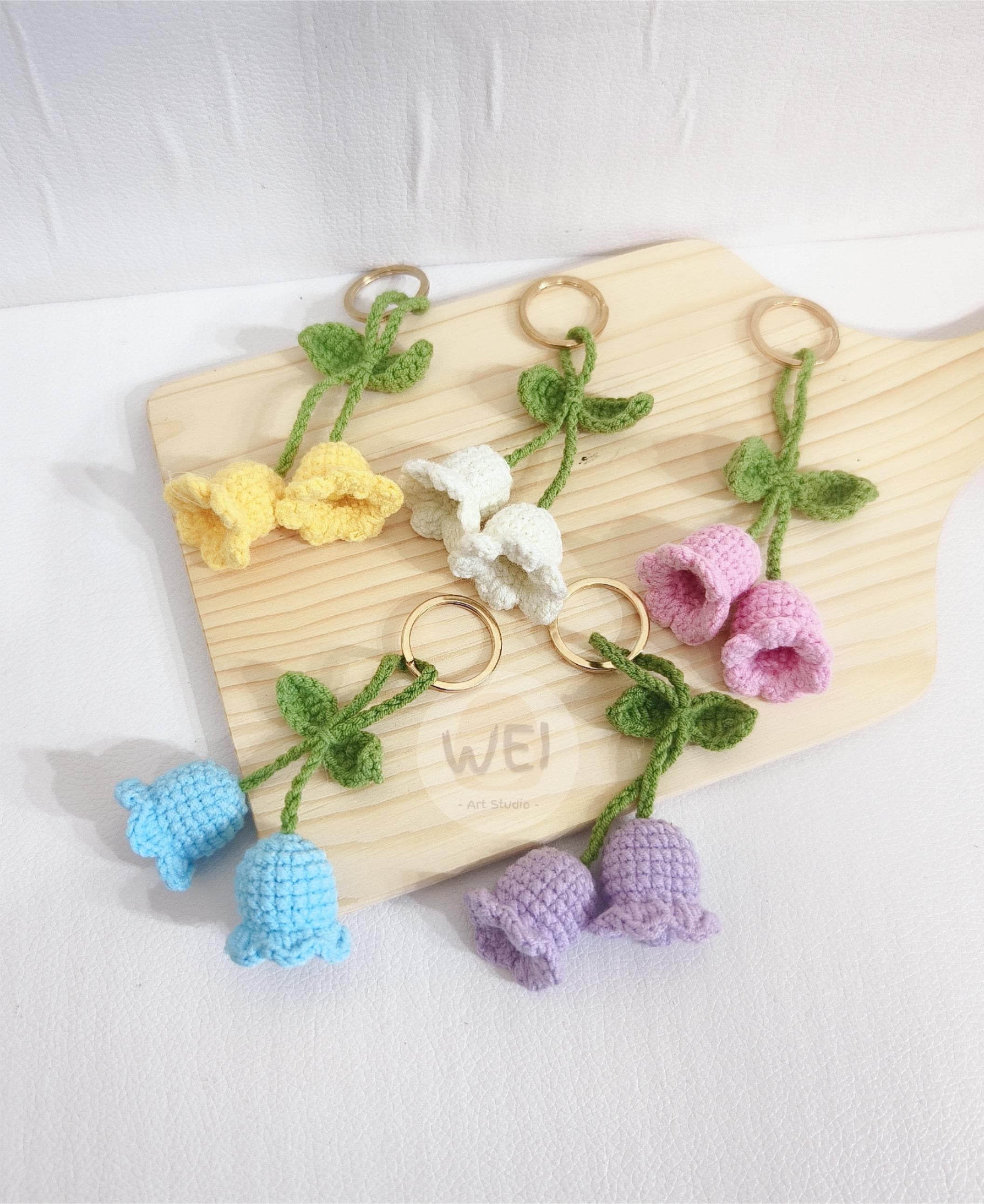 かぎ針編みのスズランバッグチャーム、手作りフラワーバッグペンダント