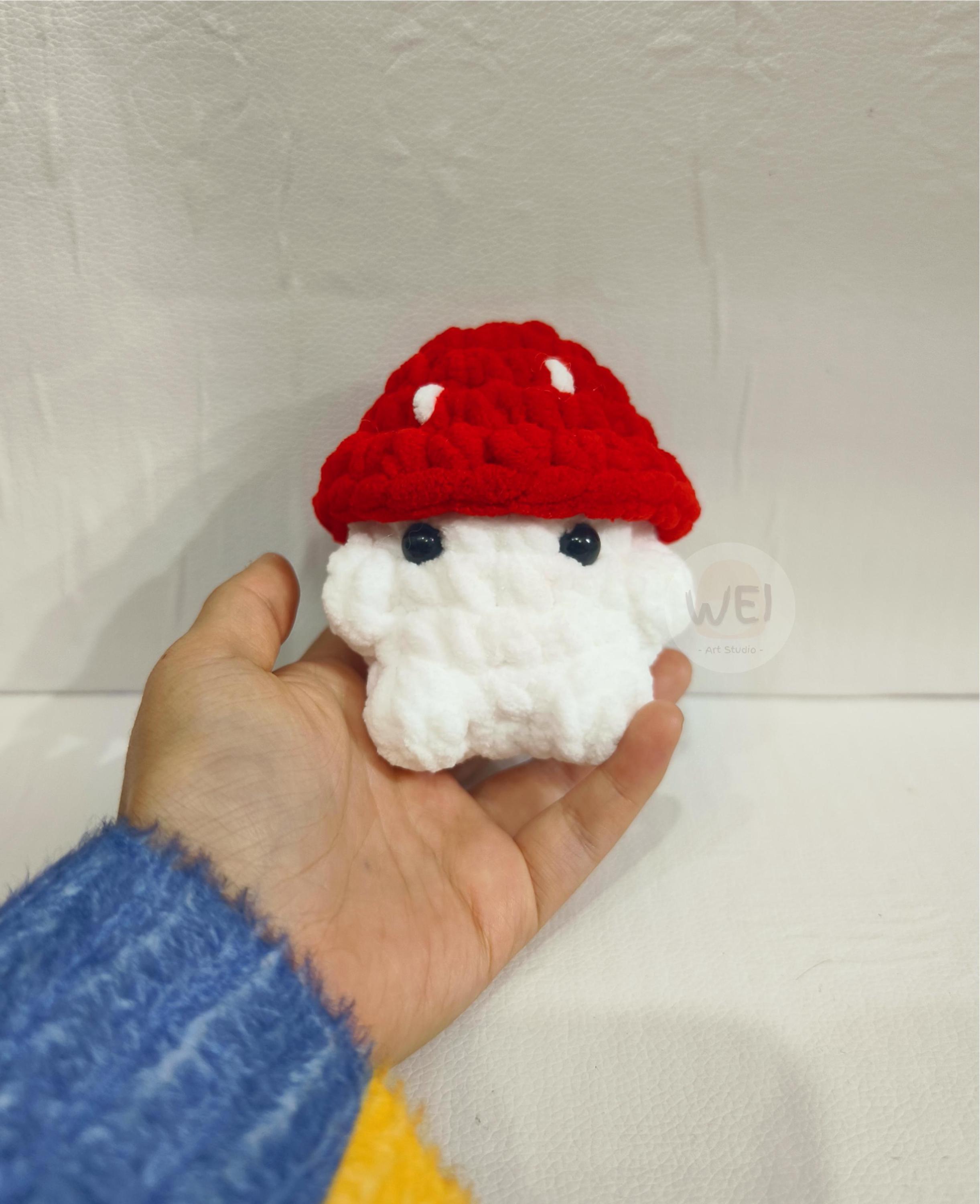 かぎ針編みのマッシュルームボーイのぬいぐるみ、あみぐるみの