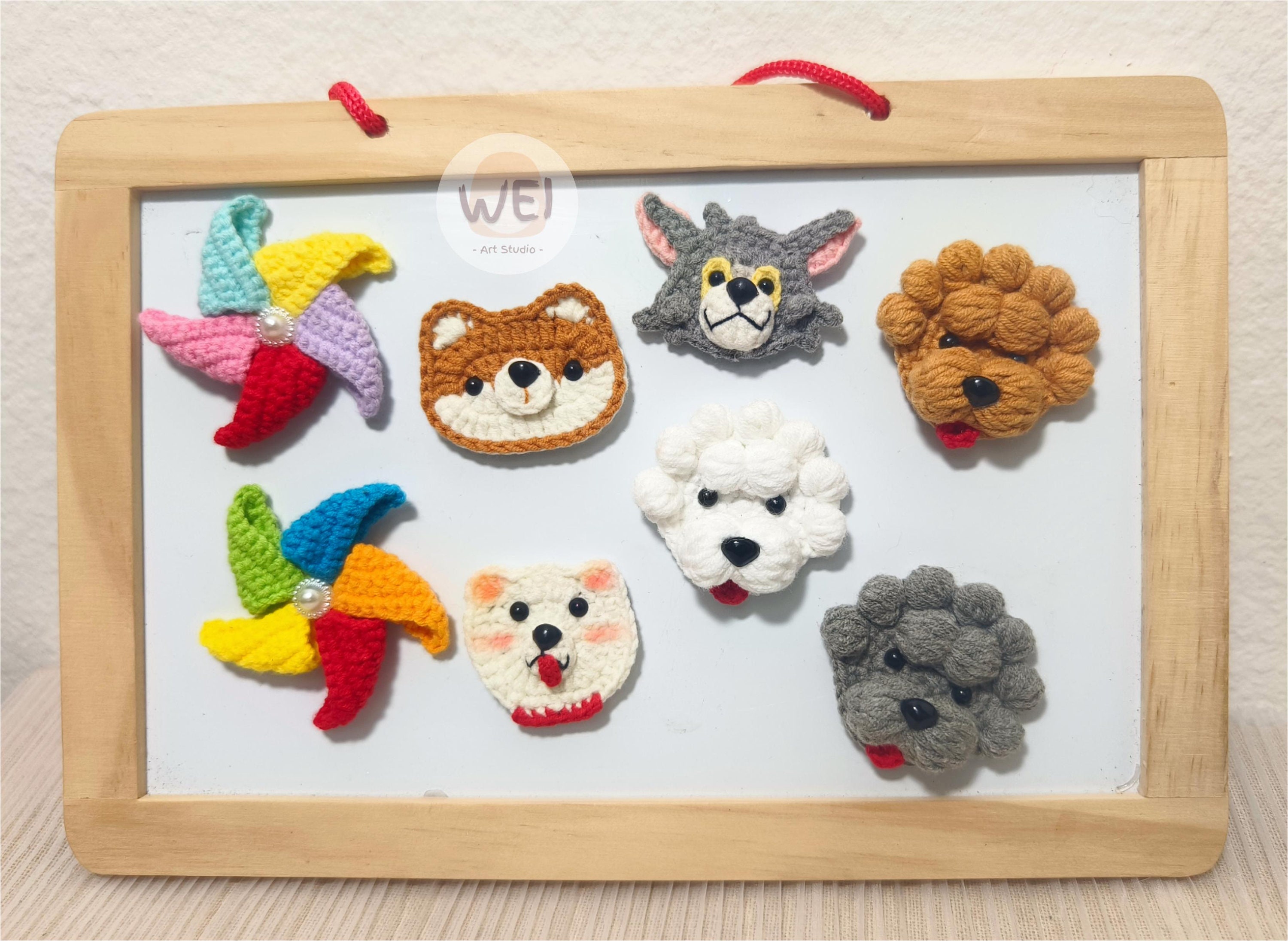 かぎ針編みの犬の冷蔵庫用マグネット/ブローチ、風車のマグネット