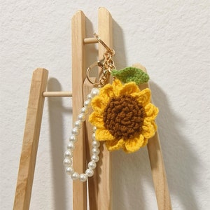 かぎ針編みのサンフラワーキーホルダー パールストラップ付き