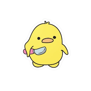Op de afbeelding: Een geel cartoonkuiken dat een roze en zilveren mes vasthoudt. Het kuiken heeft een rond lichaam en kleine pootjes.