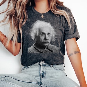 Op de afbeelding: Een donkergrijs T-shirt met een zwart-wit afbeelding van Albert Einstein op de voorkant.