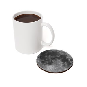Porta-copos Lua Cheia ~ Suportes para canecas em regolito com parte traseira em cortiça da superfície lunar