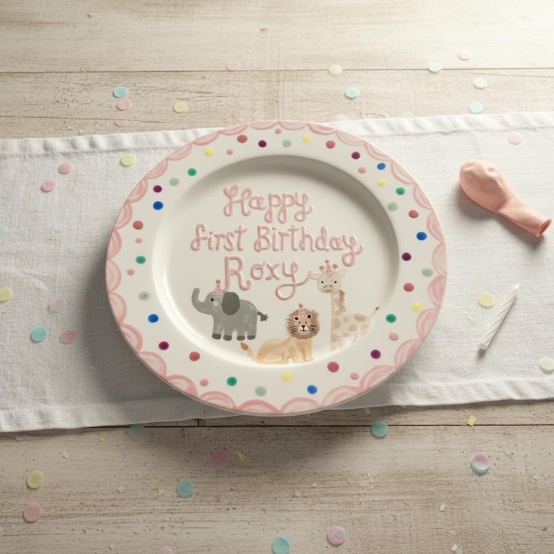 Plato de cumpleaños de animales • Recuerdo de cerámica rosa personalizado • Regalo para el primer cumpleaños imagen 1