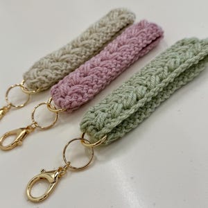 Llavero de ganchillo hecho a mano / Llavero de hilo bohemio / Llavero tejido suave para mujer / Lindo dije para bolso / Regalo funcional para ella