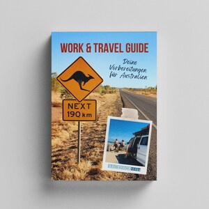 Könnte beinhalten: Ein Buchcover mit dem Titel "Work & Travel Guide" und dem Untertitel "Deine Vorbereitungen für Australien". Das Cover zeigt ein gelbes Straßenschild mit einer Känguru-Silhouette und dem Text "NEXT 190 km". Außerdem ist ein Foto eines Vans zu sehen, der an einem Strand geparkt ist, mit zwei Personen, die auf dem Sand sitzen.