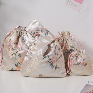 Kordelzugbeutel, Japanischer Knotenbeutel, Aufbewahrungstasche, Handgelenktasche, Pflaumenblüte, Sakura bestickte Handtasche, Hochzeitsgeschenktasche, Brautjungfer