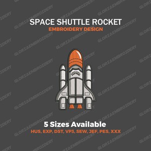 Pode incluir: Um design de bordado de foguete de ônibus espacial branco e laranja. O design está disponível em cinco tamanhos: HUS, EXP, DST, VP3, SEW, JEF, PES e XXX.
