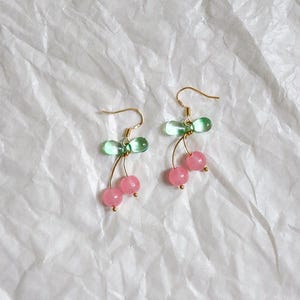 Blush kersenrode oorbellen | Kleurrijke handgemaakte oorbellen | Gouden vermeil haken | Glas roze kersen