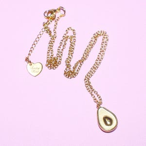Niedliche Avocado Anhänger Halskette | 18K Gold PVD Halskette | Zierliche, minimale Obst Anhänger Halskette