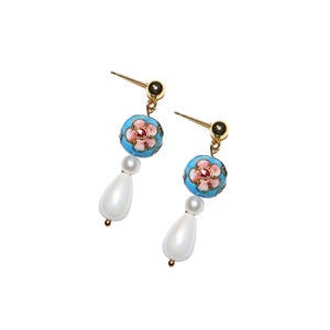 Puede incluir: Un par de pendientes de oro con cuentas florales azules y rosas y gotas de perlas blancas.