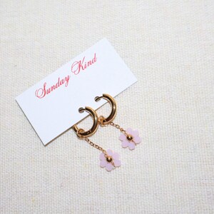 Madeliefjesoorbellen | Hangoorbellen bloem met kralen | Gouden hoepels