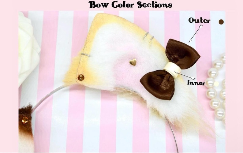 Puede incluir: Primer plano de una diadema de orejas de gato con un lazo marr&oacute;n. La oreja es beige con un interior blanco y un peque&ntilde;o coraz&oacute;n dorado. El texto "Bow Color Sections" est&aacute; en la parte superior. El fondo es de rayas rosas y blancas.