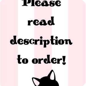 Puede incluir: Imagen vertical con fondo de rayas rosas y blancas. Texto negro en negrita: "Please read description to order!". Silueta negra de una cabeza de gato en la parte inferior.