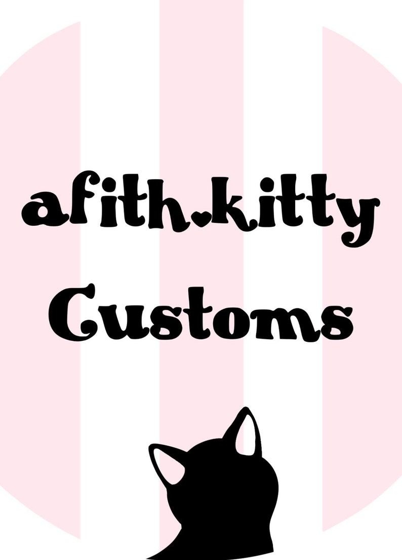 Puede incluir: Un logotipo con el texto "afith.kitty Customs" en una fuente en negrita y redondeada, con un s&iacute;mbolo de coraz&oacute;n. Una silueta de gato negro en la parte inferior. El fondo tiene rayas verticales rosas y blancas.