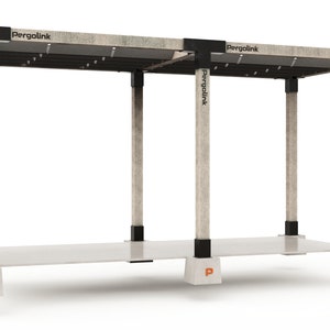 Könnte beinhalten: Moderne Outdoor-Pergola mit hellem Holzmaserungs-Finish und schwarzen Akzenten. Die Struktur trägt den Text "Pergolink" auf den Pfosten und Trägern. Die Basis ist weiß mit orangefarbenen "P"-Logos.