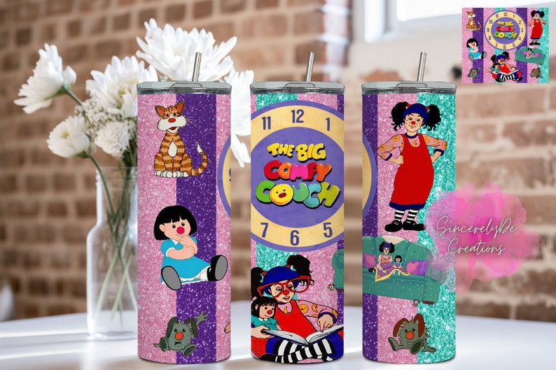 Puede incluir: Tres vasos de acero inoxidable con fondo de purpurina rosa y morado. Los vasos presentan personajes del programa de televisi&oacute;n infantil "The Big Comfy Couch". Un vaso presenta un reloj con el logotipo del programa, otro presenta al personaje principal y el tercero presenta un gato y una ni&ntilde;a.