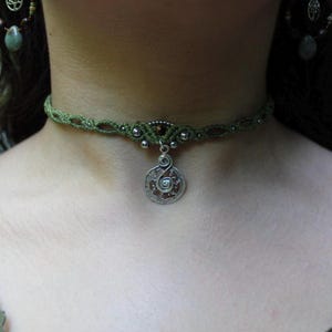 Collana girocollo con ciondolo a spirale in macramè e perline, gioielli in stile hippie e boho
