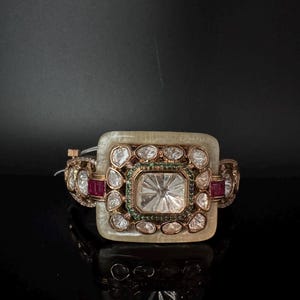 Pulsera ajustable tipo brazalete con moissanita verde rubí, kundan, nácar y circonitas cúbicas, acabado en oro (talla 2.6").