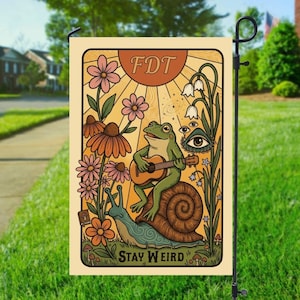 Bandera de jardín Stay Weird, decoración divertida para el jardín, pancarta de jardín de rana, bandera de protesta anti-Trump FDT, regalos feministas
