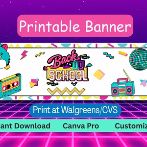 Può includere: Uno striscione rettangolare stampabile con il testo Back to School in uno stile grafico ispirato agli anni '90. Il design include una creatura color ottanio, una cassetta, una palla da discoteca e un boombox su sfondo bianco con forme geometriche.