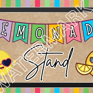 Puede incluir: Un letrero colorido de puesto de limonada con una pancarta que dice "LEMONADE". El letrero presenta limones de dibujos animados con gafas de sol y las palabras "Lemonade Stand" en una fuente lúdica. El fondo es de color marrón claro.