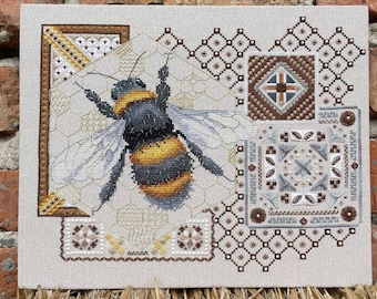Bee Cross Stitch Pattern - Needlework Chart with Decorative Elements - Embroidery Design - Xstitch PDF Pattern