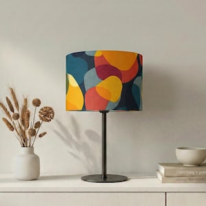 Pantalla de lámpara "retro" con coloridas formas orgánicas de diseño de los años 60.