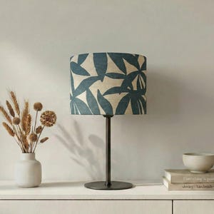 Lampenschirm „Blue Leaves“ mit großflächigem Blätterdesign in Tiefblau