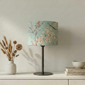 Lampenschirm „Cherry Blossom Mint“ mit zartem Blütenmotiv auf mintfarbenem Grund