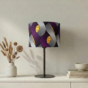 Lampenkap "Waves" met een modern golfpatroon in paars, wit en geel.