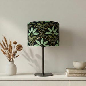 Pantalla "Geometric Floral" con estampado floral en verde en estilo boho moderno.