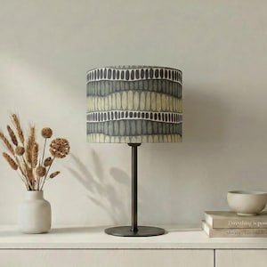 Lampenkap "Split Stripes" in retro golfdesign in blauw, groen en crème voor een modern interieur.