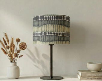 Abat-jour « Rayures fendues » au design rétro ondulé bleu, vert et crème pour un intérieur moderne