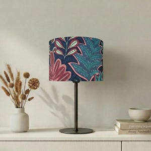 Lampenschirm "Botanic Arty" im tropisch-botanischen Design mit kräftigen Farben