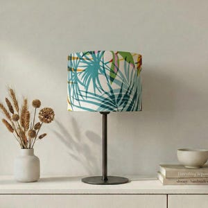 Lampskärm ”Poerani” med abstrakt palmbladsdesign i livfulla sommarfärger