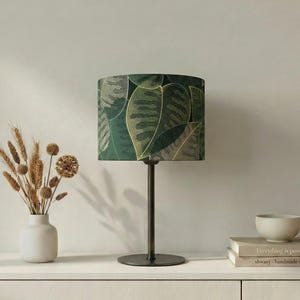 Lampenkap "Minimalistische Bladeren" met grafisch bladmotief in groene tinten.