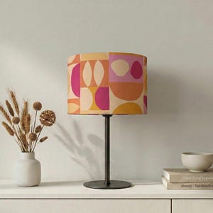 Lampenschirm „Retro Shapes“ mit modernem geometrischem Muster in Apricot, Pink und warmem Gelb