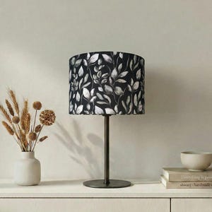 Lampenschirm „Silver Branches“ mit silbergrauen Blättern auf Schwarz