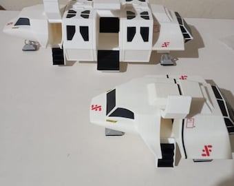 Set V Visitors Skyfighter and Squadship 1/24 scale model with open gates