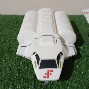 V Visitors Diplomatic Squad ship 1/24 scale model with open gates and air base